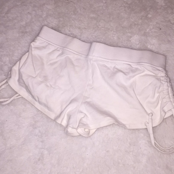 White shorts adjustable length on the outside - Picture 3 of 3